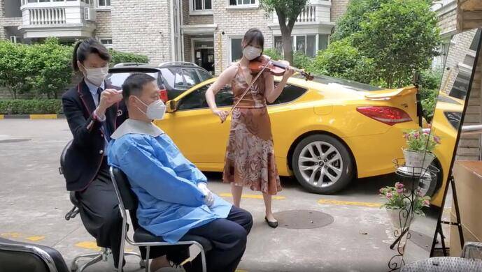 小提琴伴奏的“海上发型师”火了，上海已有500多位Tony老师就地开剪